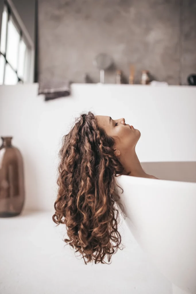 Под контрол: Как да Укротим Къдравата си Коса и да Я Обичаме? 22 curly-hair-natural-dry